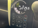 【オートエアコン】一度お好みの温度に設定すれば、車内の温度を検知し風量や温度を自動で調整。暑い&hellip;寒い&hellip;と何度もスイッチ操作をする必要はありません。快適な車内空間には必須の機能ですね♪