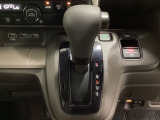 CVT車のセレクトレバーです。低速から高速まで、変速ショックのないスムーズな走りと、エンジン効率のよい領域を維持して燃費にも貢献します。サイドブレーキはスイッチ操作の電子制御パーキングブレーキです。