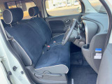 普通車で運転席がベンチシートなのは日産社ではめずらしい!