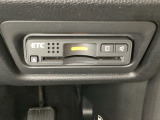 ハンドルの右下にETCがついています。高速道路の料金所の通過も楽々です!。 カードの取り出しもしやすい場所についています。