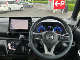 ハンドル左側 便利なナビの操作スイッチ。運転中でも、ハンドルから手を放さずに操作できるので、安全です!