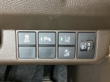 ハンドルの右側にはヘットライトリベライザーとHondaセンシング用のメインスイッチがついています。ヘッドライトリベライザーは道路状況や積荷の加重に応じてライトの高さを調節できます。