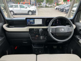 すっきりした運転席周りにはナビやエアコンの操作パネルを設置しておりますので、お一人での運転でもご安心できます。