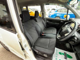 フロントシートです。運転席には座面の上下調節が可能なハイトアジャスターが装備されております。大きな痛み等が無く綺麗な状態です。