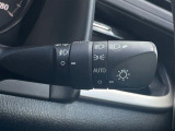 【オートライト(AUTO)】外の明るさをシステムが感知して、自動でヘッドライトが点灯します。ヘッドライトをつけ忘れを防ぐ便利機能です。