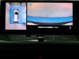 アラウンドモニター 白線や駐車車両をナビ及びルームミラーに表示 駐車している車両との位置関係も一目で分かって安心です