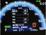 とっても見やすいメーターです。夜間時はラグジュアリーな気分にさせてくれる照明が魅力ですので、夜のドライブも楽しみになりますよ♪