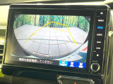【バックカメラ】駐車時に後方がリアルタイム映像で確認できます。大型商業施設や立体駐車場での駐車時や、夜間のバック時に大活躍!運転スキルに関わらず、今や必須となった装備のひとつです!