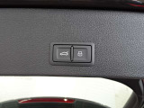 両手がふさがるほどの荷物があるとき、とても便利なオートマチックテールゲートが装備されております。