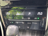 【左右独立型フルオートエアコン】運転席と助手席でそれぞれお好みの温度に設定可能。同乗者にも配慮した、快適な空調をお届け致します。