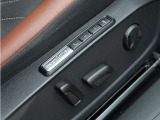 運転席・助手席にパワーシートを装備。シートメモリー機能付きで、お好みのドライビングポジションをワンタッチで呼び出せます。
