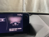 ディスプレイ脇の赤外線カメラと赤外線LEDでドライバーの状態を確認し、疲労や眠気を検知して注意喚起するドライバーモニタリング付!