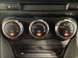 空調スイッチ類は最近流行のタッチパネル式ではなく、運転中でも直感的に操作できるダイヤル式を採用しております。