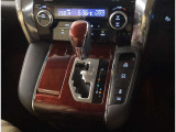 スマートキー付きです。スマートキーとは鍵を車に差し込まなくても、ドアノブを触ったりするだけで、ドアロックを解錠できます。これが凄く便利なんですよ。