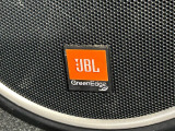 【JBLサウンドシステム】メーカーオプションの高品位サウンドシステムを搭載。専用のチューニングが施された大小様々なスピーカーから良質なサウンドが奏でられ、臨場感あふれる音響空間を演出します。