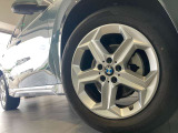 BMWの純正アロイホイールは軽量かつ強度にも優れているホイールで走行性能を引き上げる設計になっております。足元にもBMWは妥協がなくこだわっている個所になります。