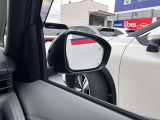 BSW『後側方車両検知警報』。 死角になりやすい隣接レーンの後側方を走行する車両を検知すると、ドライバーに表示で知らせ、さらにウィンカーを作動させた場合には、音と表示で警報します。