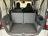 いろいろな使い方ができる広くて使い勝手のいい荷室。※一部、角度調整などができない車種もございます
