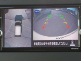 空から見下ろすような視点で、スムーズな駐車と安全確認をサポートする「アラウンドビューモニター」付です。