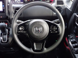 ハンドル左側にはオーディオ操作が出来るオーディオリモートコントロールスイッチ、右側にはHonda SENSINGとオートクルーズコントロールのスイッチを装備!