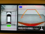 【アラウンドビューモニター】まるでクルマを真上から見ているようなアラウンドビューモニターで運転をサポート。運転席から見えにくい車の四隅や後方もモニターでしっかり見えます。