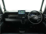 ◆視界広々で非常に運転しやすくロングドライブでも疲れを感じさせないすっきりとまとまったインパネ周りです。