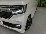 【LEDヘッドライト】悪天候や夜間走行時も良好な視界を確保し安心して運転できる高輝度LEDヘッドライトを装備!点灯速度が早く、消費電力も抑えられています。