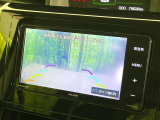 【バックカメラ】駐車時に後方がリアルタイム映像で確認できます。大型商業施設や立体駐車場での駐車時や、夜間のバック時に大活躍!運転スキルに関わらず、今や必須となった装備のひとつです!