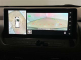 【パノラミックビュー&バックビュー】駐車時の安全確認をする為に車両上方からの映像と後方カメラからのを同時に表示しバックガイドも付いているのでバックの苦手な方でも安心して運転出来ますよ。