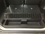 ラゲージスペースに小物が収納できるスペースがあります
