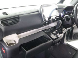 シックな色使いの運転席周りですね。すっきりとしたデザインで上品な色使いです。居心地の良い運転席長く座ってられるリラックスできるデザインがいいですね。