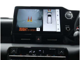 パノラミックビューモニター装備!トップビュー&フロントビュー・車両に取り付けたフロント、サイド、バックカメラの映像を合成して画面上に表示させることで、低速時の運転を補助する装置です。