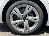 18インチ純正アルミホイール装備 全車両に標準装備の純正アルミホイールは、純正ならではのバランスの良いデザインと、走行安定性をお楽しみ頂けます。
