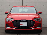 ●一目でAudiとわかる特徴的なシングルフレームグリル・LEDランプ。精悍なフロントマスクからAudiのスマートで上品なブランドを連想させてくれます。女性にも大変ご好評頂いております。