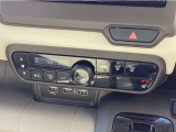 運転席にはシートヒーターが付いていますので、寒い日のドライブもポカポカです♪エアコンはあのプラズマクラスター搭載のオートエアコン☆一年を通して快適な温度に保ってくれます♪充電用USBが2つあります☆