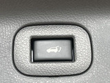 【パワーバックドア】スマートキーや運転席のボタンを押すだけでリアゲートが自動で開閉します!荷物を持っている時や、高い位置にあるバックドアを閉める際に便利な機能です♪