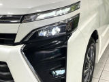 【LEDヘッドライト】悪天候や夜間走行時も良好な視界を確保し安心して運転できる高輝度LEDヘッドライトを装備!点灯速度が早く、消費電力も抑えられています。