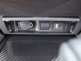 USBポートやシガーソケットなどが装着されてます。