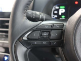 ステアリングスイッチ付き。前方から目を離すことなく操作することが可能です。