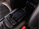【置き型充電器】置き型充電に対応しております。お持ちの携帯電話が置き型充電器対応でしたら、充電コードの必要なく、すっきりとした車内のまま携帯の充電が可能です。