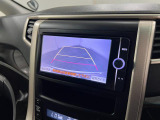 バックカメラがしっかり映るので、後ろが見やすく安心して駐車できます。お子さまの送り迎えや買い物でも心強いポイントです。