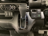 CVT車のセレクトレバーです。低速から高速まで、変速ショックのないスムーズな走りと、エンジン効率のよい領域を維持して燃費にも貢献します。サイドブレーキはスイッチ操作の電子制御パーキングブレーキです。