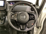 ハンドルにHondaセンシング系のクルーズコントロールやレーンキープアシストなどのスイッチと、オーディオの操作スイッチが装備されています。ハンドルから手を離さず安全に操作できます。