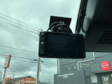 ドアの開閉時、両手が荷物で塞がっている時はキーレスでのカギの解除が大変ですよね。スマートキーはポケットやバッグに入れておけば、ドアロックの解除がやエンジンスタートが可能です。とても便利な機能ですね