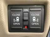 リアドアは乗り降りに便利な両側電動スライドドアです。また運転席に座っていながらスイッチ操作で自在にスライドドアを開け閉めできます。