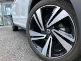 18インチ純正アルミホイールが装着されています。タイヤサイズは215/45R18です