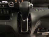 CVT車のセレクトレバーです。低速から高速まで、変速ショックのないスムーズな走りを実現するとともに、エンジン効率のよい領域を維持することで燃費にも貢献します。