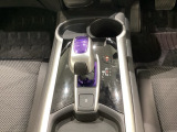 ハイブリッド専用セレクトレバーです。シフトチェンジを電子信号で送信するセレクトレバーを採用していますので、軽快でスマートな操作を楽しめます。