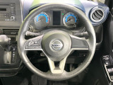インテリアに合わせたデザインのステアリングは、運転される方のことも考え、運転しやすい形状、大きさです。是非一度、実際に触ってお確かめください。