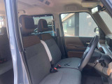 運転席まわりです。実際に座ってみて、乗り心地を体験してみてください,視界も良好です。